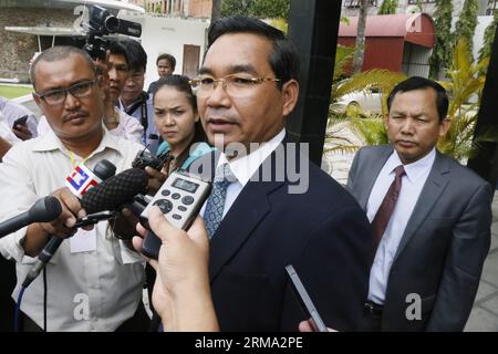 (140612) -- PHNOM PENH, June 12, 2014 (Xinhua) -- Kuoy Bunreoun (C), lawmaker-elect of the opposition Cambodia National Rescue Party (CNRP), speaks to media in Phnom Penh, Cambodia, June 12, 2014. Cambodia s ruling and opposition parties senior officials on Thursday restarted negotiations over a post-election dispute, but their talks gave little hope to end the 10-month political row. (Xinhua/Phearum) CAMBODIA-PHNOM PENH-PARTIES-NEGOTIATION PUBLICATIONxNOTxINxCHN   Phnom Penh June 12 2014 XINHUA   C lawmaker elect of The Opposition Cambodia National Rescue Party  Speaks to Media in Phnom Penh Stock Photo