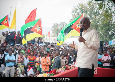 (140613) -- TETE,  (Xinhua) -- Mozambican President Armando Guebuza (1st R) speaks to the residents in Tete, Mozambique, Jun. 12, 2014. Mozambican presidential, parliamentary and provincial elections will be held on October 15, and Guebuza will not serve another term. (Xinhua/Mauro Vombe) (djj) MOZAMBIQUE-TETE-PRESIDENT-ARMANDO GUEBUZA PUBLICATIONxNOTxINxCHN   Tete XINHUA Mozambican President Armando Guebuza 1st r Speaks to The Residents in Tete Mozambique jun 12 2014 Mozambican Presidential Parliamentary and Provincial Elections will Be Hero ON October 15 and Guebuza will Not Serve Another Te Stock Photo