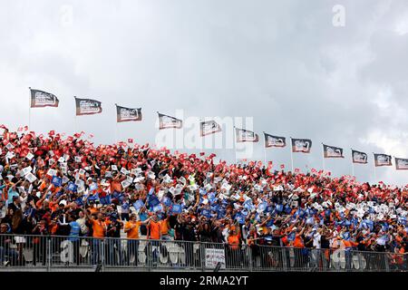 Zandvoort, Niederlande. 27. August 2023. Circuit Atmosphere – Fans auf der Tribüne. 27.08.2023. Formel-1-Weltmeisterschaft, Rd 14, Großer Preis Der Niederlande, Zandvoort, Niederlande, Wettkampftag. Auf dem Foto sollte Folgendes stehen: XPB/Press Association Images. Quelle: XPB Images Ltd/Alamy Live News Stockfoto