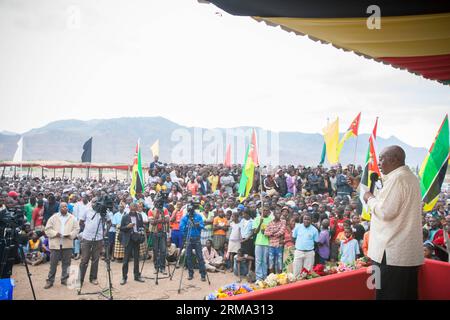 (140613) -- TETE,  (Xinhua) -- Mozambican President Armando Guebuza (1st R) speaks to the residents in Tete, Mozambique, Jun. 12, 2014. Mozambican presidential, parliamentary and provincial elections will be held on October 15, and Guebuza will not serve another term. (Xinhua/Mauro Vombe) (djj) MOZAMBIQUE-TETE-PRESIDENT-ARMANDO GUEBUZA PUBLICATIONxNOTxINxCHN   Tete XINHUA Mozambican President Armando Guebuza 1st r Speaks to The Residents in Tete Mozambique jun 12 2014 Mozambican Presidential Parliamentary and Provincial Elections will Be Hero ON October 15 and Guebuza will Not Serve Another Te Stock Photo