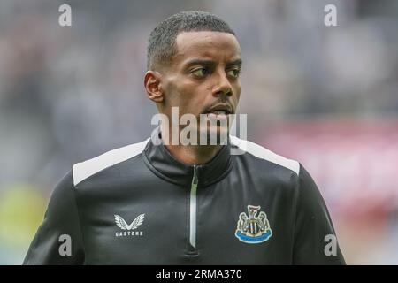 Alexander Isak #14 von Newcastle United im Vorspiel-Aufwärmspiel während des Premier League-Spiels Newcastle United gegen Liverpool in St. James's Park, Newcastle, Großbritannien, 27. August 2023 (Foto: Mark Cosgrove/News Images) Stockfoto