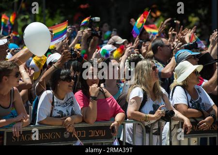 TEL AVIV, 13. Juni 2014 (Xinhua) -- Menschen nehmen an der jährlichen Gay Pride Parade in Tel Aviv, Israel, am 13. Juni 2014 Teil. (Xinhua/Li Rui) ISRAEL-TEL AVIV-GAY PRIDE PARADE PUBLICATIONXNOTXINXCHN Tel AVIV 13. Juni 2014 XINHUA Prominente nehmen an der jährlichen Gay Pride Parade in Tel Aviv Israel AM 13. Juni 2014 Teil XINHUA verließ Rui Israel Tel AVIV Gay Pride Parade PUBLICATIONxNOTxINxCHN Stockfoto