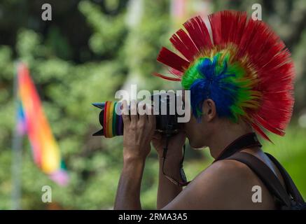 TEL AVIV, 13. Juni 2014 (Xinhua) -- Ein Fotograf macht Fotos während der jährlichen Gay Pride Parade in Tel Aviv, Israel, am 13. Juni 2014. (Xinhua/Li Rui) ISRAEL-TEL AVIV-GAY PRIDE PARADE PUBLICATIONxNOTxINxCHN Tel AVIV 13. Juni 2014 XINHUA A Photo macht Fotos während der jährlichen Gay Pride Parade in Tel Aviv Israel AM 13. Juni 2014 XINHUA verließ Rui Israel Tel Aviv Gay Pride Parade PUBLICATIONxNOTxINxCHN Stockfoto