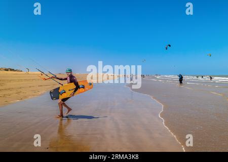 Essaouira, Marokko - 3. August 2023: Ein Junge übt am Strand mit seinem Kitesurf. Der Ort ist bekannt für Liebhaber dieses Segelsports, für die s Stockfoto