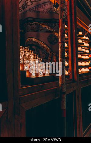 Wien, Österreich: Festlicher Weihnachtsmarkt mit Kerzen und fröhlichen Dekorationen. Stockfoto