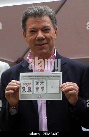 (140615) -- BOGOTA, 15. Juni 2014 (Xinhua) -- der kolumbianische Präsident und Kandidat Juan Manuel Santos zeigt seine Stimme, als er am 15. Juni 2014 im National Capitol in Bogota, Kolumbien, seine Stimme abgibt. Rund 32,9 Millionen Kolumbianer gehen am Sonntag während der Präsidentschaftswahlen zwischen Juan Manuel Santos und Oscar Ivan Zuluaga zur Wahl. (Xinhua/German Enciso/COLPRENSA) (lyi) KOLUMBIEN-BOGOTA-POLITICS-ELECTIONS PUBLICATIONxNOTxINxCHN Bogota 15. Juni 2014 der kolumbianische Präsident und Kandidat Juan Manuel Santos zeigt seine STIMME IM Nationalen Kapitol in Bogota Stockfoto