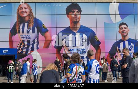 Fans außerhalb des Stadions vor dem Premier League Spiel zwischen Brighton und Hove Albion und West Ham United im American Express Stadium, Brighton, Großbritannien - 26. August 2023 Foto Simon Dack / Telephoto Images nur redaktionell verwendbar. Kein Merchandising. Für Football Images gelten die FA- und Premier League-Einschränkungen, einschließlich keine Nutzung des Internets/Mobilgeräts ohne FAPL-Lizenz. Für weitere Informationen wenden Sie sich bitte an Football Dataco Stockfoto