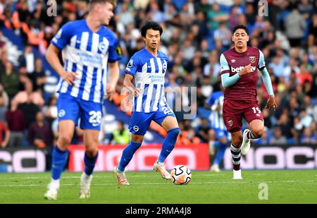 Kaoru Mitoma of Brighton während des Premier League-Spiels zwischen Brighton und Hove Albion und West Ham United im American Express Stadium, Brighton, UK - 26. August 2023. Foto Simon Dack / Tele-Bilder nur zur redaktionellen Verwendung. Kein Merchandising. Für Football Images gelten die FA- und Premier League-Einschränkungen, einschließlich keine Nutzung des Internets/Mobilgeräts ohne FAPL-Lizenz. Für weitere Informationen wenden Sie sich bitte an Football Dataco Stockfoto