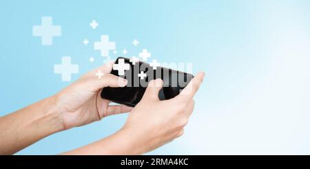 Nahaufnahme von Frauenhänden, die den Smartphone-Bildschirm benutzen und berühren. Online-App für das Gesundheitswesen auf dem Smartphone-Bildschirm Stockfoto