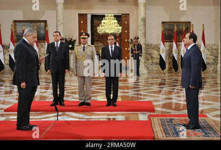 (140617) -- KAIRO, 17. Juni 2014 (Xinhua) -- das Bild des ägyptischen Ratsvorsitzes zeigt den ägyptischen Premierminister Ibrahim Mahlab (1. L), der vor dem ägyptischen Präsidenten Abdel-Fattah el-Sisi (1. R) während der Vereidigung des neuen Kabinetts im Präsidentenpalast in Kairo, Ägypten, 17. Juni 2014, vereidigt wird. (Xinhua/ägyptischer Ratsvorsitz)(zhf) ÄGYPTEN-KAIRO-NEUE KABINETTSBEKUNDUNG IN PUBLICATIONxNOTxINxCHN 140617 Kairo 17. Juni 2014 XINHUA Bild des ägyptischen Ratsvorsitzes zeigt den ägyptischen Ministerpräsidenten Ibrahim Mahlab 1. L. Swearingen vor dem ägyptischen Präsidenten Abdel Fattah El Sisi 1 Stockfoto