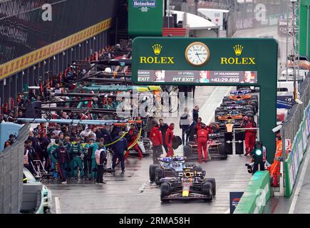 Die Autos verlassen die Startplätze für den Neustart des Rennens während des Großen Preises der Niederlande auf dem Circuit Zandvoort CM.com, Niederlande. Bilddatum: Sonntag, 27. August 2023. Stockfoto