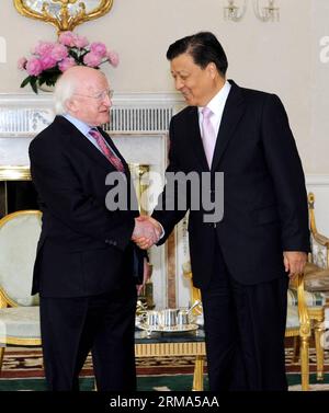 (140617) -- DUBLIN, 16. Juni 2014 (Xinhua) -- Liu Yunshan (R), Mitglied des Ständigen Ausschusses des Politbüros des Zentralkomitees der Kommunistischen Partei Chinas, trifft sich am 16. Juni 2014 mit dem irischen Präsidenten Michael D. Higgins in Dublin, der irischen Hauptstadt. (Xinhua/Rao aimin) (lfj) IRLAND-DUBLIN-LIU YUNSHAN-IRISH PRESIDENT-MEETING PUBLICATIONxNOTxINxCHN Dublin 16. Juni 2014 XINHUA Liu Yunshan r Mitglied des Thing Committee des Politischen Büros des Zentralkomitees der Kommunistischen Partei Chinas trifft sich mit dem irischen Präsidenten Michael D Higgins in der irischen Hauptstadt Dublin Stockfoto