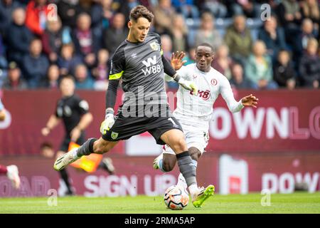 James Trafford #1 (GK) vom Burnley FC in Aktion während des Premier-League-Spiels zwischen Burnley und Aston Villa im Turf Moor, Burnley am Sonntag, den 27. August 2023. (Foto: Mike Morese | MI News) Credit: MI News & Sport /Alamy Live News Stockfoto