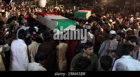 (140618) -- LAHORE, 17. Juni 2014 (Xinhua) -- Menschen nehmen an einer Beerdigungszeremonie für Unterstützer von Pakistan Awami Tehreek (PAT) Teil, die bei den Zusammenstößen im östlichen pakistanischen Lahore, 17. Juni 2014, getötet wurden. Mindestens acht Menschen, darunter zwei Frauen und ein Polizist, wurden am Dienstag bei Zusammenstößen zwischen Polizei und Demonstranten in Pakistans östlicher Metropole Lahore getötet und über 80 weitere verletzt, sagten lokale Medien und Beamte. (Xinhua/Sajjad) PAKISTAN-LAHORE-FUNERAL PUBLICATIONxNOTxINxCHN LAHORE 17. Juni 2014 XINHUA-Prominente nehmen an einer Trauerfeier für Unterstützer von Pakistan Awami Te Teil Stockfoto