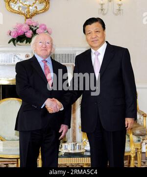 (140617) -- DUBLIN, 16. Juni 2014 (Xinhua) -- Liu Yunshan (R), Mitglied des Ständigen Ausschusses des Politbüros des Zentralkomitees der Kommunistischen Partei Chinas, trifft sich am 16. Juni 2014 mit dem irischen Präsidenten Michael D. Higgins in Dublin, der irischen Hauptstadt. (Xinhua/Rao aimin) (lfj) IRLAND-DUBLIN-LIU YUNSHAN-IRISH PRESIDENT-MEETING PUBLICATIONxNOTxINxCHN Dublin 16. Juni 2014 XINHUA Liu Yunshan r Mitglied des Thing Committee des Politischen Büros des Zentralkomitees der Kommunistischen Partei Chinas trifft sich mit dem irischen Präsidenten Michael D Higgins in der irischen Hauptstadt Dublin Stockfoto