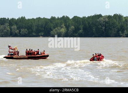 (140618) -- KUALA LUMPUR, 18. Juni 2014 (Xinhua) -- Rettungskräfte suchen nach Überlebenden des Schiffsunfalls bei Sungai Air Hitam vor der Westküste Malaysias, 18. Juni 2014. Am Mittwoch um 13:45 Uhr Ortszeit wurden noch 35 Menschen vermisst, nachdem ein Boot mit 97 Ausländern in der Nähe von Sungai Air Hitam vor der Westküste Malaysias versank. (Xinhua) (zw) MALAYSIA-BOAT SINKING ACCIDENT PUBLICATIONxNOTxINxCHN Kuala Lumpur 18. Juni 2014 XINHUA Rescue Suche nach Überlebenden des Boat Sinking Accident in der Nähe von Sungai Air Hitam vor der Westküste von Malaysia 18. Juni 2014 ab 13 45 P M Loc Stockfoto