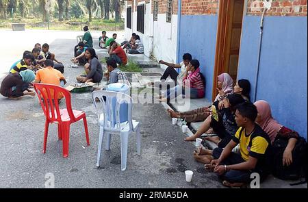 (140618) -- KUALA LUMPUR, 18. Juni 2014 (Xinhua) -- Überlebende des Schiffsunfalls warten darauf, von der örtlichen Polizei in Banting, Staat Selangor, Malaysia, am 18. Juni 2014 identifiziert zu werden. Am Mittwoch um 13:45 Uhr Ortszeit wurden noch 35 Menschen vermisst, nachdem ein Boot mit 97 Ausländern in der Nähe von Sungai Air Hitam vor der Westküste Malaysias versank. (Xinhua) (zw) MALAYSIA-BOAT SINKING ACCIDENT PUBLICATIONxNOTxINxCHN Kuala Lumpur 18. Juni 2014 XINHUA Überlebende des Boat Sinking Accident Warten auf Identifizierung durch die örtliche Polizei im Banting State Selangor Malaysia 18. Juni 2014 ab 13 45 P M Stockfoto