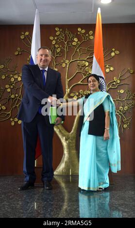 (140618) -- NEU-DELHI, 18. Juni 2014 (Xinhua) -- die indische Außenministerin Sushma Swaraj (R) gibt dem russischen Stellvertretenden Ministerpräsidenten Dmitry Rogozin in Neu-Delhi, Indien, am 18. Juni die Hand. 2014.(Xinhua/Partha Sarkar)(zhf) INDIEN-NEU-DELHI-RUSSLAND-BESUCH PUBLICATIONxNOTxINxCHN Neu-Delhi 18. Juni 2014 XINHUA indische Außenminister Sushma Swaraj r reist mit Besuch der stellvertretenden russischen Ministerpräsidenten Dmitri Rogozin in Neu-Delhi Indien 18. Juni 2014 XINHUA Partha Sarkar Indien Neu-TschatxDelhi Besuchen Sie NTschixDelhi-Delhi-NTschixDelhi Stockfoto