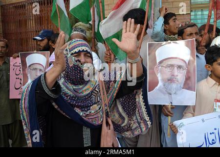 (140618) -- QUETTA, 18. Juni 2014 (Xinhua) -- Eine Frau schreit Slogan während eines Protestes gegen die Ermordung von Unterstützern von Pakistan Awami Tehreek (PAT), im Südwesten Pakistans Quetta 18. Juni 2014. Mindestens acht Menschen, darunter zwei Frauen und ein Polizist, wurden am Dienstag bei Zusammenstößen zwischen Polizei und Demonstranten in Pakistans östlicher Metropole Lahore getötet und über 80 weitere verletzt. (Xinhua/Asad) PAKISTAN-QUETTA-PROTEST PUBLICATIONxNOTxINxCHN Quetta 18. Juni 2014 XINHUA A Woman Shouts-Slogan während eines Protestes gegen die Ermordung von Unterstützern des pakistanischen Awami Tehreek Pat im Süden Stockfoto