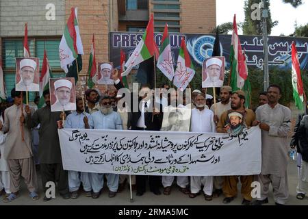 (140618) -- QUETTA, 18. Juni 2014 (Xinhua) -- Menschen schreien Parolen während eines Protestes gegen die Ermordung von Unterstützern von Pakistan Awami Tehreek (PAT), im südwestlichen pakistanischen Quetta 18. Juni 2014. Mindestens acht Menschen, darunter zwei Frauen und ein Polizist, wurden am Dienstag bei Zusammenstößen zwischen Polizei und Demonstranten in Pakistans östlicher Metropole Lahore getötet und über 80 weitere verletzt. (Xinhua/Asad) PAKISTAN-QUETTA-PROTEST PUBLICATIONxNOTxINxCHN Quetta 18. Juni 2014 XINHUA-Prominente brüllen Parolen während eines Protestes gegen die Ermordung von Anhängern Pakistans Awami Tehreek Pat in so Stockfoto