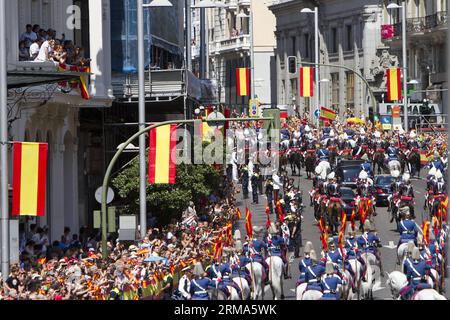 (140619) -- MADRID, 19. Juni 2014 (Xinhua) -- Spaniens König Felipe VI. Und Königin Letizia Parade vom Abgeordnetenkreis zum Königspalast in Madrid, Spanien, 19. Juni 2014. Felipe VI. Wurde am Donnerstag im Unterhaus des parlaments gekrönt. (Xinhua/Xie Haining) SPANIEN-NEUER KÖNIG-FELIPE VI PUBLICATIONxNOTxINxCHN Madrid 19. Juni 2014 XINHUA Spanien S König Felipe VI und Königin Letizia Parade vom Kongress der Abgeordneten zum Königlichen Palast in Madrid Spanien 19. Juni 2014 Felipe VI. was AM Donnerstag IM Unterhaus des Parlaments gekrönt wurde XINHUA XIE Haining Spain New König Felipe VI PUBLICATIONxNOTxIN Stockfoto