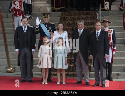 (140619) -- MADRID, 19. Juni 2014 (Xinhua) -- Spaniens König Felipe VI. (2. L, hinten), Spaniens Königin Letizia (3. L, hinten) und die spanische Kronprinzessin von Asturien Leonor (1. L, vorne) und die spanische Prinzessin Sofia (2. L, vorne) posieren für Fotos vor der neuen königlichen Erbschaftszeremonie in Madrid, Spanien, 19. Juni 2014. Felipe VI. Wurde am Donnerstag im Unterhaus des parlaments gekrönt. (Xinhua/Xie Haining) (srb) SPANIEN-NEUER KÖNIG-FELIPE VI PUBLICATIONxNOTxINxCHN Madrid 19. Juni 2014 XINHUA Spanien S König Felipe VI 2. L Rücken Spanien S Königin Letizia 3. L Rücken und spanische Kronprinzessin von Asturien Leonor Stockfoto