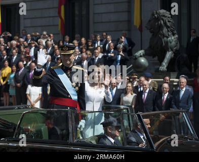 (140619) -- MADRID, 19. Juni 2014 (Xinhua) -- Spaniens König Felipe VI. (L) und Königin Letizia Parade vom Kongress der Abgeordneten zum Königlichen Palast in Madrid, Spanien, 19. Juni 2014. Felipe VI. Wurde am Donnerstag im Unterhaus des parlaments gekrönt. (Xinhua/Xie Haining) SPANIEN-NEUER KÖNIG-FELIPE VI PUBLICATIONxNOTxINxCHN Madrid 19. Juni 2014 XINHUA Spanien S König Felipe VI l und Königin Letizia Parade vom Kongress der Abgeordneten zum Königlichen Palast in Madrid Spanien 19. Juni 2014 Felipe VI., was AM Donnerstag IM Unterhaus des Parlaments gekrönt wurde XINHUA XIE Haining Spanien neuer König Felipe VI. PUBLICATIONx Stockfoto