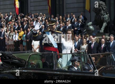 (140619) -- MADRID, 19. Juni 2014 (Xinhua) -- Spaniens König Felipe VI. (L) und Königin Letizia Parade vom Kongress der Abgeordneten zum Königlichen Palast in Madrid, Spanien, 19. Juni 2014. Felipe VI. Wurde am Donnerstag im Unterhaus des parlaments gekrönt. (Xinhua/Xie Haining) SPANIEN-NEUER KÖNIG-FELIPE VI PUBLICATIONxNOTxINxCHN Madrid 19. Juni 2014 XINHUA Spanien S König Felipe VI l und Königin Letizia Parade vom Kongress der Abgeordneten zum Königlichen Palast in Madrid Spanien 19. Juni 2014 Felipe VI., was AM Donnerstag IM Unterhaus des Parlaments gekrönt wurde XINHUA XIE Haining Spanien neuer König Felipe VI. PUBLICATIONx Stockfoto