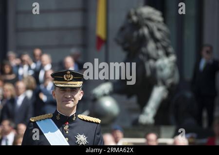 (140619) -- MADRID, 19. Juni 2014 (Xinhua) -- Spaniens König Felipe VI. Paraden vom Abgeordnetenkongress zum Königspalast in Madrid, Spanien, 19. Juni 2014. Felipe VI. Wurde am Donnerstag im Unterhaus des parlaments gekrönt. (Xinhua/Xie Haining) SPANIEN-NEUER KÖNIG-FELIPE VI. PUBLICATIONxNOTxINxCHN Madrid 19. Juni 2014 XINHUA Spanien S König Felipe VI. paraden vom Kongress der Abgeordnetenkollegen zum Königlichen Palast in Madrid Spanien 19. Juni 2014 Felipe VI., was AM Donnerstag IM Unterhaus des Parlaments gekrönt wurde XINHUA XIE Haining Spanien neuer König Felipe VI PUBLICATIONxNOTxINxCHN Stockfoto