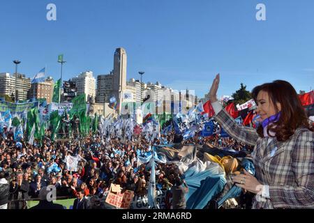 (140621) -- ROSARIO, 20. Juni 2014 (Xinhua) -- Argentiniens Präsidentin Cristina Fernandez de Kirchner nimmt an den offiziellen Veranstaltungen Teil, die am Tag der Flagge vor dem Nationalen Denkmal für die Flagge in Rosario, Argentinien, am 20. Juni 2014 stattfinden. Der Tag der Flagge wird jährlich mit dem Jahrestag des Todes des argentinischen Flaggen-Schöpfers Manuel Belgrano gefeiert. (Xinhua/Argentiniens Vorsitz/TELAM) (dzl) ARGENTINIEN-ROSARIO-FLAGGENTAG PUBLICATIONxNOTxINxCHN Rosario 20. Juni 2014 XINHUA Argentiniens Präsidentin Cristina Fernandez de Kirchner nimmt an den offiziellen Veranstaltungen Held AM Flaggentag in F Teil Stockfoto