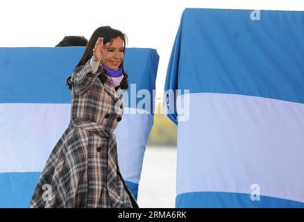 (140621) -- ROSARIO, 20. Juni 2014 (Xinhua) -- Argentiniens Präsidentin Cristina Fernandez de Kirchner nimmt an den offiziellen Veranstaltungen Teil, die am Tag der Flagge vor dem Nationalen Denkmal für die Flagge in Rosario, Argentinien, am 20. Juni 2014 stattfinden. Der Tag der Flagge wird jährlich mit dem Jahrestag des Todes des argentinischen Flaggen-Schöpfers Manuel Belgrano gefeiert. (Xinhua/Argentiniens Vorsitz/TELAM) (dzl) ARGENTINIEN-ROSARIO-FLAGGENTAG PUBLICATIONxNOTxINxCHN Rosario 20. Juni 2014 XINHUA Argentiniens Präsidentin Cristina Fernandez de Kirchner nimmt an den offiziellen Veranstaltungen Held AM Flaggentag in F Teil Stockfoto