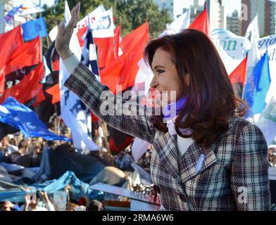 (140621) -- ROSARIO, 20. Juni 2014 (Xinhua) -- Argentiniens Präsidentin Cristina Fernandez de Kirchner nimmt an den offiziellen Veranstaltungen Teil, die am Tag der Flagge vor dem Nationalen Denkmal für die Flagge in Rosario, Argentinien, am 20. Juni 2014 stattfinden. Der Tag der Flagge wird jährlich mit dem Jahrestag des Todes des argentinischen Flaggen-Schöpfers Manuel Belgrano gefeiert. (Xinhua/Argentiniens Vorsitz/TELAM) (dzl) ARGENTINIEN-ROSARIO-FLAGGENTAG PUBLICATIONxNOTxINxCHN Rosario 20. Juni 2014 XINHUA Argentiniens Präsidentin Cristina Fernandez de Kirchner nimmt an den offiziellen Veranstaltungen Held AM Flaggentag in F Teil Stockfoto