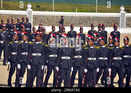 Kadetten werden während einer Abschlussfeier für 60 Offiziere der Armee im Armeelager Diyathalawa in Sri Lanka am 21. Juni 2014 gesehen. (Xinhua/Gayan Sameera) (zjy) SRI LANKA-DIYATHALAWA-ARMY-GRADUATION PUBLICATIONxNOTxINxCHN Cadets are Lakes während einer Graduierungszeremonie für 60 Armee-Cadet-Offiziere IM Armeelager Sri Lanka 21. Juni 2014 XINHUA Gayan Sameera Sri Lanka Army Graduation PUICATIONxCHINN Stockfoto