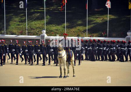 Kadetten werden während einer Abschlussfeier für 60 Offiziere der Armee im Armeelager Diyathalawa in Sri Lanka am 21. Juni 2014 gesehen. (Xinhua/Gayan Sameera) (zjy) SRI LANKA-DIYATHALAWA-ARMY-GRADUATION PUBLICATIONxNOTxINxCHN Cadets are Lakes während einer Graduierungszeremonie für 60 Armee-Cadet-Offiziere IM Armeelager Sri Lanka 21. Juni 2014 XINHUA Gayan Sameera Sri Lanka Army Graduation PUICATIONxCHINN Stockfoto