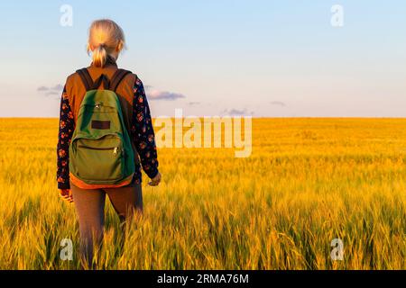 Ryazan, Russland - 20. Juli 2023: Ein Mädchen geht durch ein Weizenfeld Stockfoto