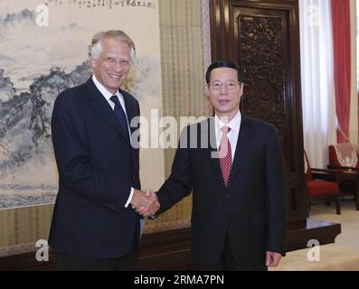 (140623) -- PEKING, 23. Juni 2014 (Xinhua) -- der chinesische Vize-Premier Zhang Gaoli (R) gibt dem ehemaligen französischen Premierminister Dominique de Villepin die Hand, während er sich mit Mitgliedern des neu gegründeten International Advisory Council for the Universal Credit Rating Group (UCRG) trifft, die sich in Peking befinden, um an einem Forum für asiatische Kreditsysteme in China teilzunehmen, 23. Juni 2014. (Xinhua/Ding Lin) (hdt) CHINA-BEIJING-ZHANG GAOLI-UCRG-MEETING (CN) PUBLICATIONxNOTxINxCHN Peking 23. Juni 2014 XINHUA der chinesische Vize-Premier Zhang Gaoli r reißt beim Treffen mit dem ehemaligen französischen Premierminister Dominique de Villepin die Hand Stockfoto