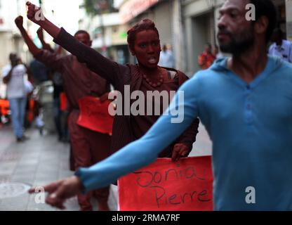 SANTO DOMINGO (Xinhua) - Darsteller, die in der Kolonialzone spazieren, dramatisieren das Drama Ich bin von hier, ich bin nicht aus Haiti, in Santo Domingo, Dominikanische Republik, am 22. Juni 2014. Der nationale Plan zur Regulierung von Ausländern begann am 2. Juni und erwartete, dass etwa 500.000 Menschen aus mindestens 60 Nationen legalisiert werden, laut der lokalen Presse. (Xinhua/Roberto Guzman) (jp) (sp) DOMINIKANISCHE REPUBLIK-SANTO DOMINGO-GESELLSCHAFTSDEMONSTRATION PUBLICATIONxNOTxINxCHN Santo Domingo XINHUA Darsteller, die in der Kolonialzone spazieren, dramatisieren das Drama I von hier aus Ich nicht aus HAITI in Santo Domingo T Stockfoto