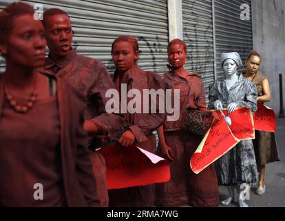 SANTO DOMINGO (Xinhua) - Darsteller, die in der Kolonialzone spazieren, dramatisieren das Drama Ich bin von hier, ich bin nicht aus Haiti, in Santo Domingo, Dominikanische Republik, am 22. Juni 2014. Der nationale Plan zur Regulierung von Ausländern begann am 2. Juni und erwartete, dass etwa 500.000 Menschen aus mindestens 60 Nationen legalisiert werden, laut der lokalen Presse. (Xinhua/Roberto Guzman) (jp) (sp) DOMINIKANISCHE REPUBLIK-SANTO DOMINGO-GESELLSCHAFTSDEMONSTRATION PUBLICATIONxNOTxINxCHN Santo Domingo XINHUA Darsteller, die in der Kolonialzone spazieren, dramatisieren das Drama I von hier aus Ich nicht aus HAITI in Santo Domingo T Stockfoto