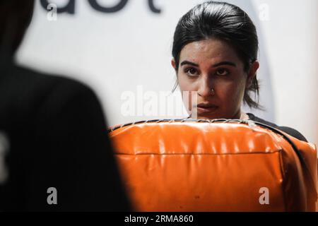 NEW DELHI (Xinhua) - Ein Mädchen lernt Selbstverteidigungsfähigkeiten im Krav Maga Club in Neu-Delhi, Hauptstadt von Indien, 23. Juni 2014. Da in Indien von Zeit zu Zeit Verbrechen gegen Frauen begangen werden, wurden Kampfkunstclubs bei Mädchen in Städten beliebt. Sie lernten Selbstverteidigungsfähigkeiten, um sich besser zu schützen. (Xinhua/Zheng Huansong) INDIEN-NEU DELHI-FRAUEN-SELBSTVERTEIDIGUNG PUBLICATIONxNOTxINxCHN Neu Delhi XINHUA ein Mädchen lernt SELBSTVERTEIDIGUNGSFÄHIGKEITEN IM Krav Maga Club in Neu-Delhi Hauptstadt von Indien 23. Juni 2014, als VERBRECHEN gegen Frauen von Zeit zu Zeit in Indien Martial Arts Clubs Pop werden Stockfoto