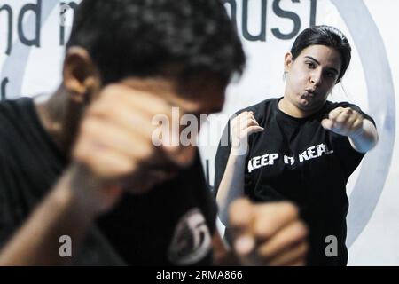 NEW DELHI (Xinhua) - Ein Mädchen lernt Selbstverteidigungsfähigkeiten im Krav Maga Club in Neu-Delhi, Hauptstadt von Indien, 23. Juni 2014. Da in Indien von Zeit zu Zeit Verbrechen gegen Frauen begangen werden, wurden Kampfkunstclubs bei Mädchen in Städten beliebt. Sie lernten Selbstverteidigungsfähigkeiten, um sich besser zu schützen. (Xinhua/Zheng Huansong) INDIEN-NEU DELHI-FRAUEN-SELBSTVERTEIDIGUNG PUBLICATIONxNOTxINxCHN Neu Delhi XINHUA ein Mädchen lernt SELBSTVERTEIDIGUNGSFÄHIGKEITEN IM Krav Maga Club in Neu-Delhi Hauptstadt von Indien 23. Juni 2014, als VERBRECHEN gegen Frauen von Zeit zu Zeit in Indien Martial Arts Clubs Pop werden Stockfoto