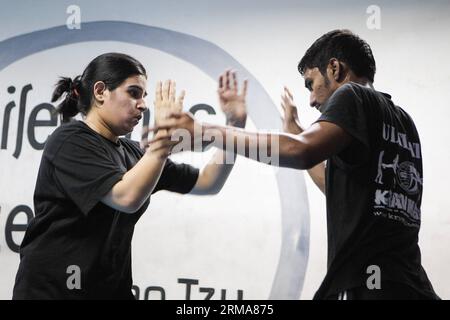 NEW DELHI (Xinhua) - Ein Mädchen lernt Selbstverteidigungsfähigkeiten im Krav Maga Club in Neu-Delhi, Hauptstadt von Indien, 23. Juni 2014. Da in Indien von Zeit zu Zeit Verbrechen gegen Frauen begangen werden, wurden Kampfkunstclubs bei Mädchen in Städten beliebt. Sie lernten Selbstverteidigungsfähigkeiten, um sich besser zu schützen. (Xinhua/Zheng Huansong) INDIEN-NEU DELHI-FRAUEN-SELBSTVERTEIDIGUNG PUBLICATIONxNOTxINxCHN Neu Delhi XINHUA ein Mädchen lernt SELBSTVERTEIDIGUNGSFÄHIGKEITEN IM Krav Maga Club in Neu-Delhi Hauptstadt von Indien 23. Juni 2014, als VERBRECHEN gegen Frauen von Zeit zu Zeit in Indien Martial Arts Clubs Pop werden Stockfoto