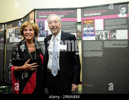 WASHINGTON, (Xinhua) - der ehemalige jüdische Bewohner von Shanghai Jerry Lidenstraus und seine Frau besuchen die Ausstellung Story of Jewish Refugees in Shanghai am Capitol Hill in Washington D.C., Hauptstadt der Vereinigten Staaten, 23. Juni 2014. Eine Ausstellung über jüdische Flüchtlinge begann hier am Montag und erinnerte an eine Zeit, als Shanghai ein sicherer Zufluchtsort für etwa 18.000 jüdische Menschen war, die vor der Verfolgung durch die Nazis flohen. Die Ausstellung Jewish Refugees and Shanghai erzählt Geschichten über die Schwierigkeiten jüdischer Flüchtlinge auf ihrer Reise nach und von Shanghai in den 1930er und 40er Jahren sowie über ihre Anpassung an die Stadt und Stockfoto