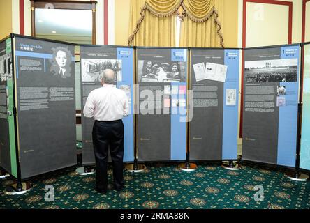 WASHINGTON, (Xinhua) - Steven Adleberg, Mitglied des Jewish Community Relations Council, besucht die Ausstellung Story of Jewish Refugees in Shanghai auf dem Capitol Hill in Washington D.C., Hauptstadt der Vereinigten Staaten, 23. Juni 2014. Eine Ausstellung über jüdische Flüchtlinge begann hier am Montag und erinnerte an eine Zeit, als Shanghai ein sicherer Zufluchtsort für etwa 18.000 jüdische Menschen war, die vor der Verfolgung durch die Nazis flohen. Die Ausstellung Jewish Refugees and Shanghai erzählt Geschichten über die Schwierigkeiten jüdischer Flüchtlinge auf ihrer Reise nach und von Shanghai in den 1930er und 40er Jahren sowie über ihre Anpassung an die Stadt und f Stockfoto