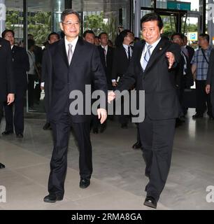 (140625) -- TAIPEH, 25. Juni 2014 (Xinhua) -- Zhang Zhijun (L Front), Direktor des Taiwan Affairs Office des chinesischen Staatsrats, kommt am 25. Juni 2014 zu einem viertägigen Besuch in Taipei, dem südöstlichen Taiwan Chinas, an. Dies war das erste Mal, dass der Direktor des Taiwan Affairs Office des chinesischen Staatsrats Taiwan besuchte. (Xinhua/Wang Shen) FOCUS CHINA-TAIPEI-ZHANG ZHIJUN-ARRIVAL (CN) PUBLICATIONxNOTxINxCHN TAIPEI Juni 25 2014 XINHUA Zhang Zhijun l Frontdirektor des Büros für TAIWAN-Angelegenheiten des chinesischen Staatsrats kommt AM 25 2014. Juni in Taipei Südostchina S TAIWAN an, um vier zu feiern Stockfoto