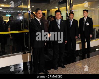 (140625) -- TAIPEH, 25. Juni 2014 (Xinhua) -- Zhang Zhijun (L Front), Direktor des Taiwan Affairs Office des chinesischen Staatsrats, kommt am 25. Juni 2014 zu einem viertägigen Besuch in Taipei, dem südöstlichen Taiwan Chinas, an. Dies war das erste Mal, dass der Direktor des Taiwan Affairs Office des chinesischen Staatsrats Taiwan besuchte. (Xinhua/He Junchang) CHINA-TAIPEI-ZHANG ZHIJUN-ARRIVAL (CN) PUBLICATIONxNOTxINxCHN TAIPEI Juni 25 2014 XINHUA Zhang Zhijun l Frontdirektor des Büros für TAIWAN-Angelegenheiten des chinesischen Staatsrats kommt AM 25 2014. Juni zu einem viertägigen Besuch in TAIPEI Südostchina S TAIWAN an Stockfoto