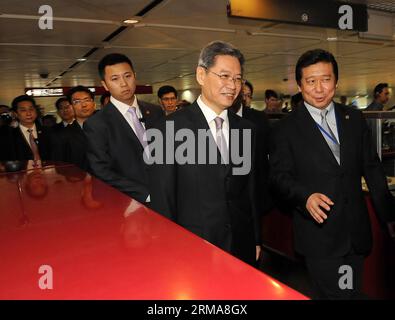 (140625) -- TAIPEH, 25. Juni 2014 (Xinhua) -- Zhang Zhijun (L Front), Direktor des Taiwan Affairs Office des chinesischen Staatsrats, kommt am 25. Juni 2014 zu einem viertägigen Besuch in Taipei, dem südöstlichen Taiwan Chinas, an. Dies war das erste Mal, dass der Direktor des Taiwan Affairs Office des chinesischen Staatsrats Taiwan besuchte. (Xinhua/He Junchang) CHINA-TAIPEI-ZHANG ZHIJUN-ARRIVAL (CN) PUBLICATIONxNOTxINxCHN TAIPEI Juni 25 2014 XINHUA Zhang Zhijun l Frontdirektor des Büros für TAIWAN-Angelegenheiten des chinesischen Staatsrats kommt AM 25 2014. Juni zu einem viertägigen Besuch in TAIPEI Südostchina S TAIWAN an Stockfoto