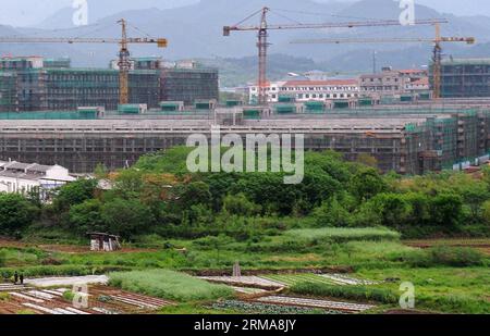 (140625) -- HANGZHOU, (Xinhua) -- Foto vom 23. April 2014 zeigt einen Industriepark, der in Jinhua, der ostchinesischen Provinz Zhejiang, im Bau ist. Zhejiang sah in den letzten Jahren weniger Ackerland als mehr Bauland, laut den neuesten Statistiken, die anlässlich des 24. Nationalen Landtags Chinas veröffentlicht wurden, der jedes Jahr am 25. Juni stattfindet. Die Pro-Kopf-Ackerfläche in der Provinz war bis Ende 2009 auf 0,56 mu (0,04 Hektar) geschrumpft, was etwa einem Drittel der Fläche des gesamten Landes entspricht, wie die Statistik zeigt. (Xinhua/Tan Jin) (ry) PUB CHINA-ZHEJIANG-LAND AREA (CN) Stockfoto