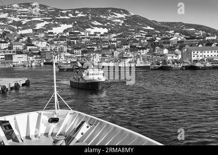 Schwarz-Weiß-Foto Der Kleinen Norwegischen Fischereigemeinschaft Honningsvåg Auf Der Arktischen Insel Magerøya, Norwegen. 5. Mai 2023 Stockfoto