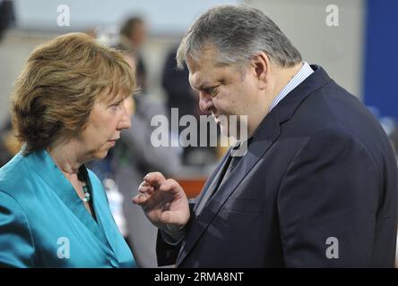 (140625) -- BRÜSSEL, 25. Juni 2014 (Xinhua) -- die hohe Vertreterin der Europäischen Union für auswärtige Angelegenheiten Catherine Ashton (L) spricht mit dem griechischen Außenminister Evangelos Venizelos zu Beginn der NATO-Außenministertreffen am 25. Juni 2014 in Brüssel, der Hauptstadt von Brüssel. (Xinhua/YE Pingfan) BELGIEN-BRÜSSEL-NATO-FM TREFFEN PUBLICATIONxNOTxINxCHN Brüssel Juni 25 2014 XINHUA hohe Vertreterin der Europäischen Union für auswärtige Angelegenheiten Catherine Ashton l Gespräche mit den griechischen Außenministern Evangelos Venizelos ZU Beginn der NATO-AUSSENMINISTERTREFFEN AM Sitz Stockfoto