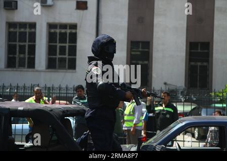 (140625) -- KAIRO, 25. Juni 2014 (Xinhua) -- ägyptische Polizisten stehen am Ort einer Bombenexplosion vor dem Heliopolis Court im ägyptischen Heliopolis-Viertel Kairo, 25. Juni 2014, wachsam. Seit dem Sturz des islamistischen Präsidenten Mohamed Mursi ist eine Welle militanter Angriffe und Explosionen gegen Sicherheitspersonal und öffentliche Institutionen hauptsächlich auf der widerspenstigen Sinai-Halbinsel gestiegen. Aber in letzter Zeit haben sich die Angriffe in die Hauptstadt und die Delta-Städte eingeschlichen. (xinhua/Ahmed Gomaa) (djj) ÄGYPTEN-KAIRO-BOMBENANSCHLAG PUBLICATIONxNOTxINxCHN Kairo Juni 25 2014 XINHUA Ägyptische Polizisten stehen IN der S in Wachsamkeit Stockfoto